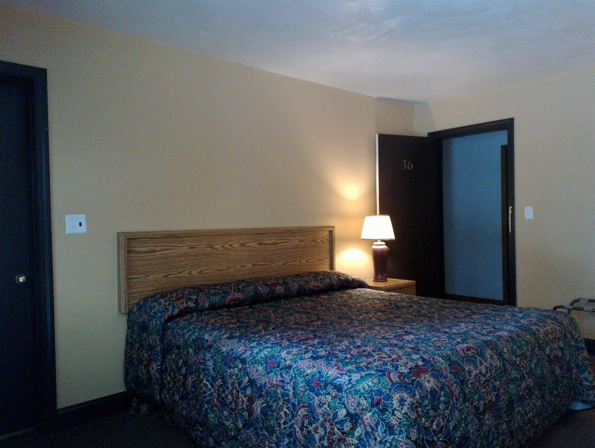 Colonial Inn Mercer-Grove City Экстерьер фото
