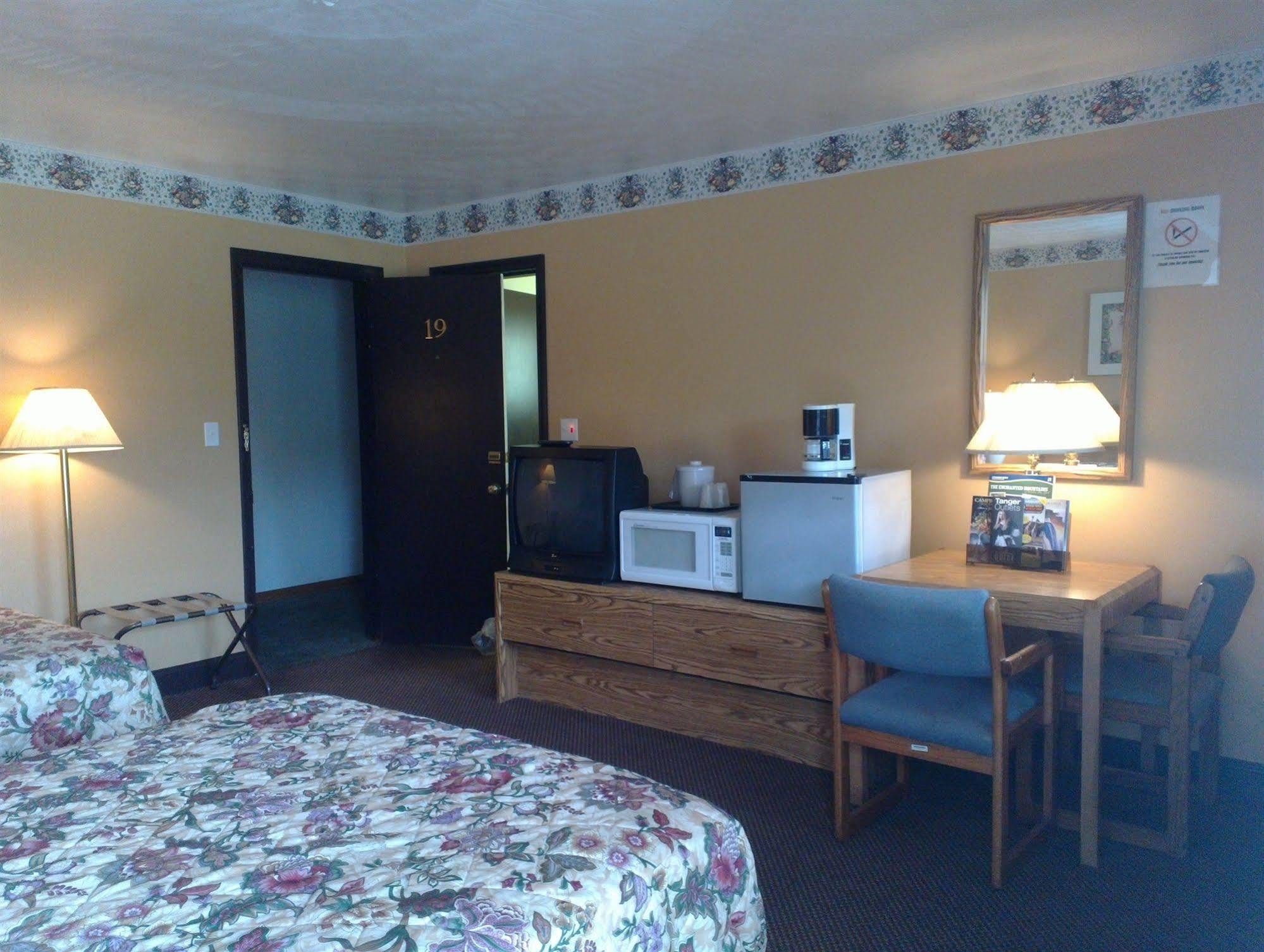 Colonial Inn Mercer-Grove City Экстерьер фото