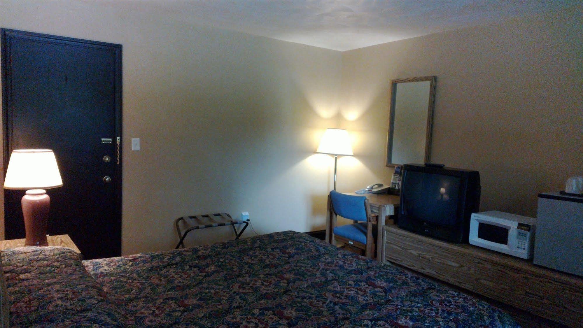 Colonial Inn Mercer-Grove City Экстерьер фото