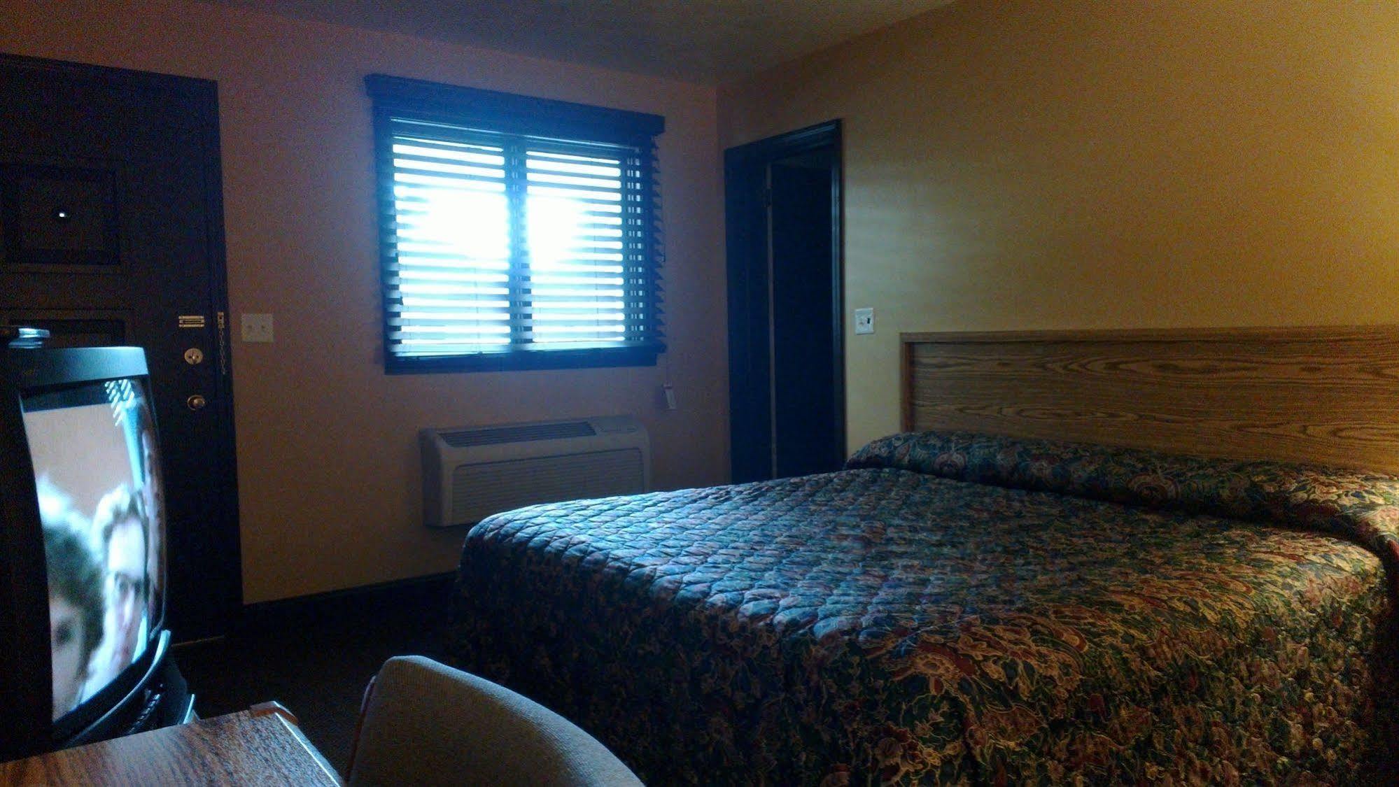 Colonial Inn Mercer-Grove City Экстерьер фото