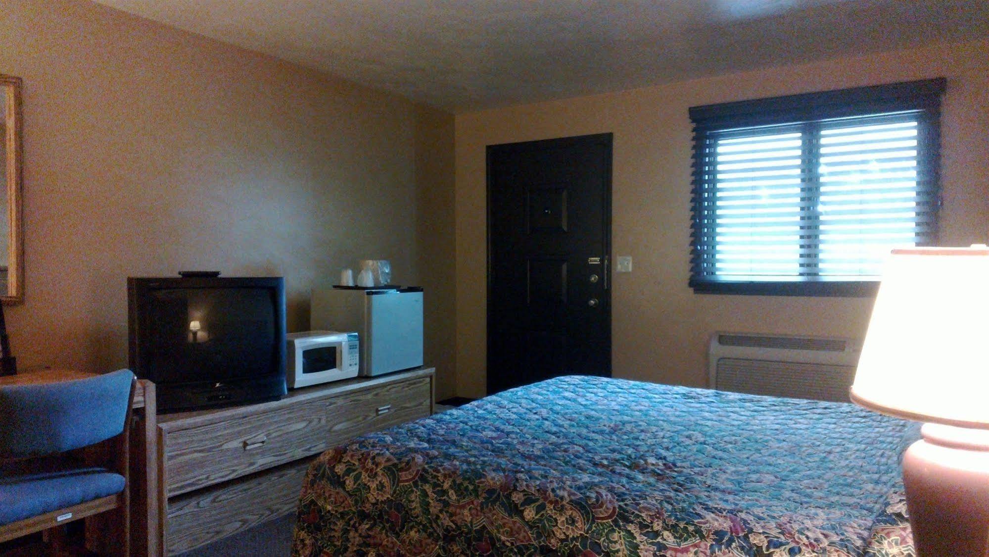 Colonial Inn Mercer-Grove City Экстерьер фото