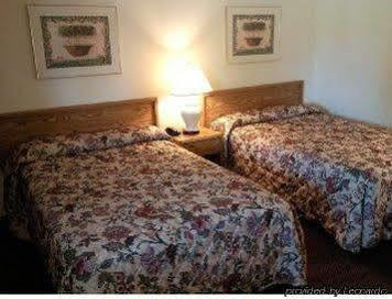 Colonial Inn Mercer-Grove City Экстерьер фото
