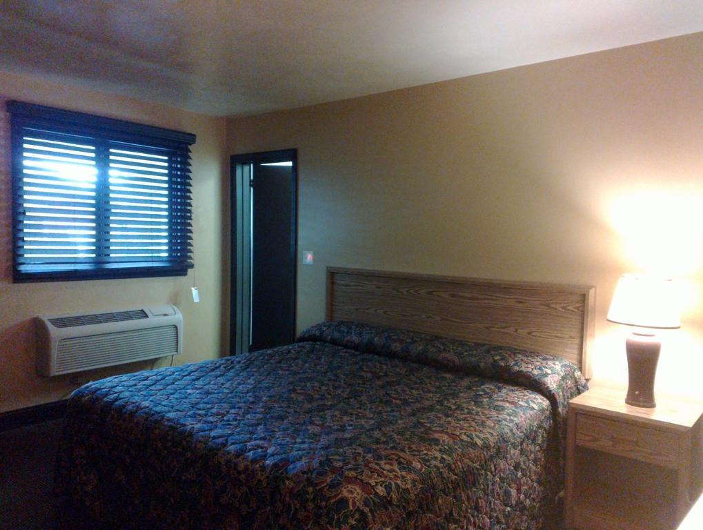 Colonial Inn Mercer-Grove City Экстерьер фото